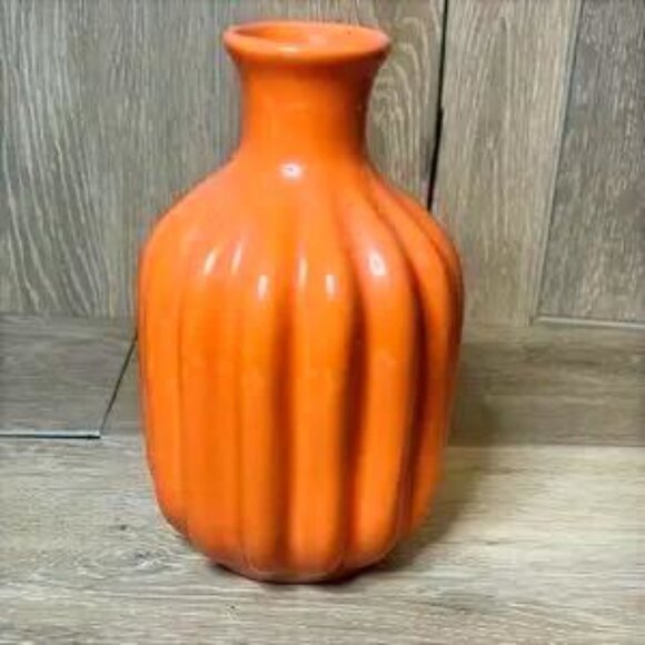 🧡 Bright Orange Ribbed Ceramic Vase – Sculptural Mid-Century Modern Accent - Picture 6 of 6